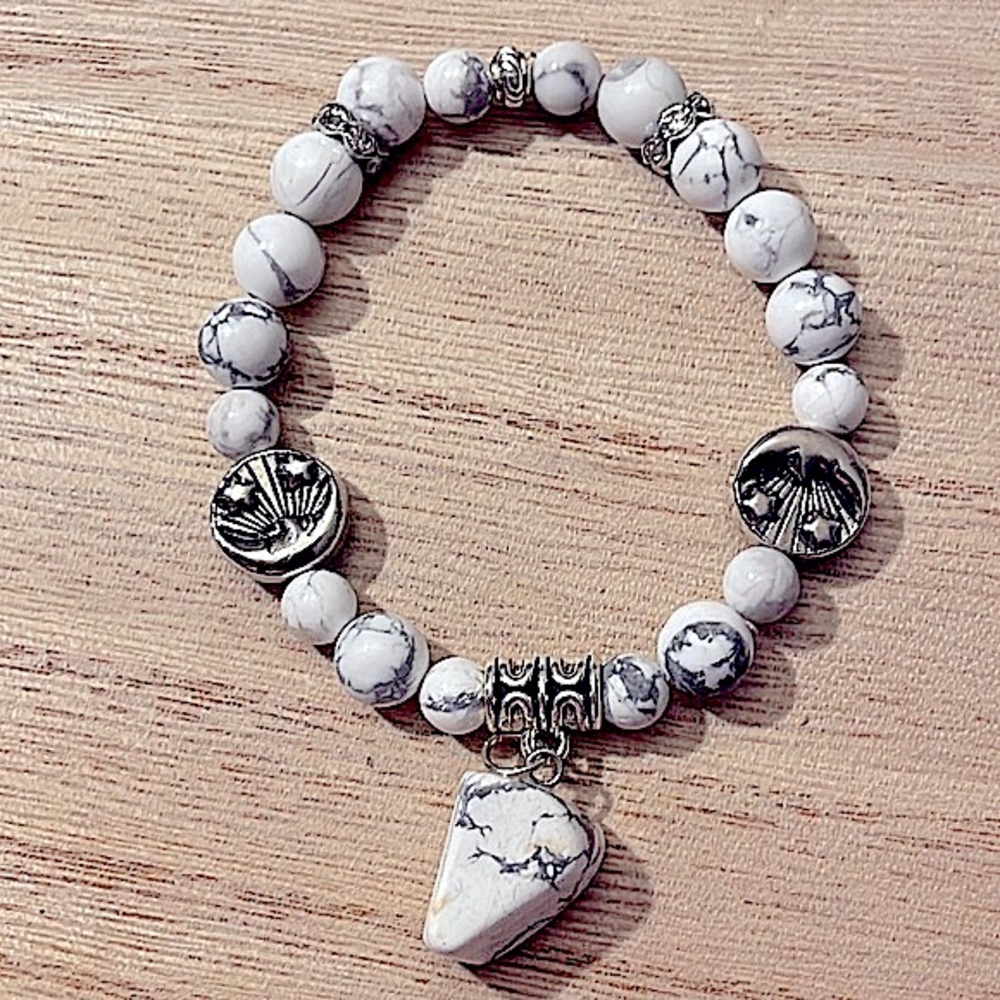 White Howlite Bracelet, Free form Howlite Pendant, Reversible Sun/Moon 🤍🩶🖤 - Picture 3 of 12